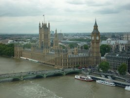A view from London Eye : the Thames (= la Tamise), Houses of Parliament and (...)